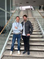 Ralf Beitlich (director de logística de Ganter) y Thomas Witzeneder (director de ventas y diseño de soluciones de modernización de TGW Logistics) (de izquierda a derecha)