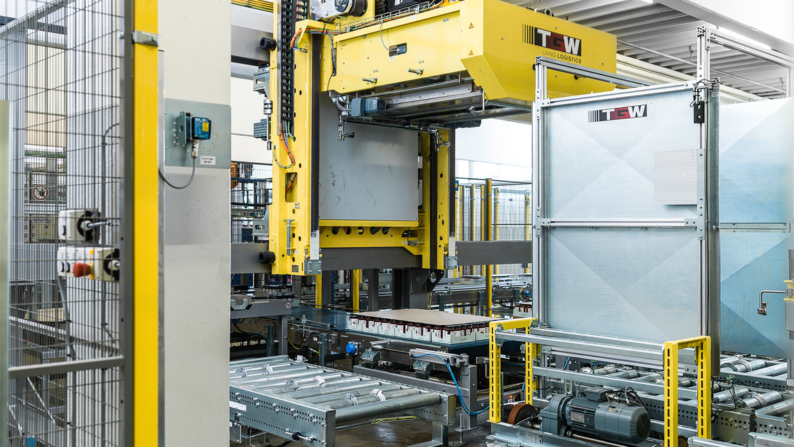 Depalletizer separating layers of a pallet for automated inbound logistics