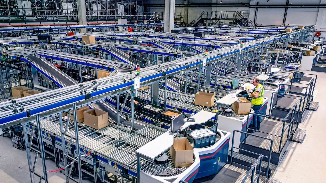 Overview of all the picking stations inside the Leroy Merlin distribution center