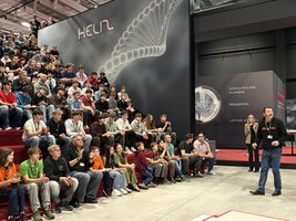 Die Schüler:innen im Showroom HELIX