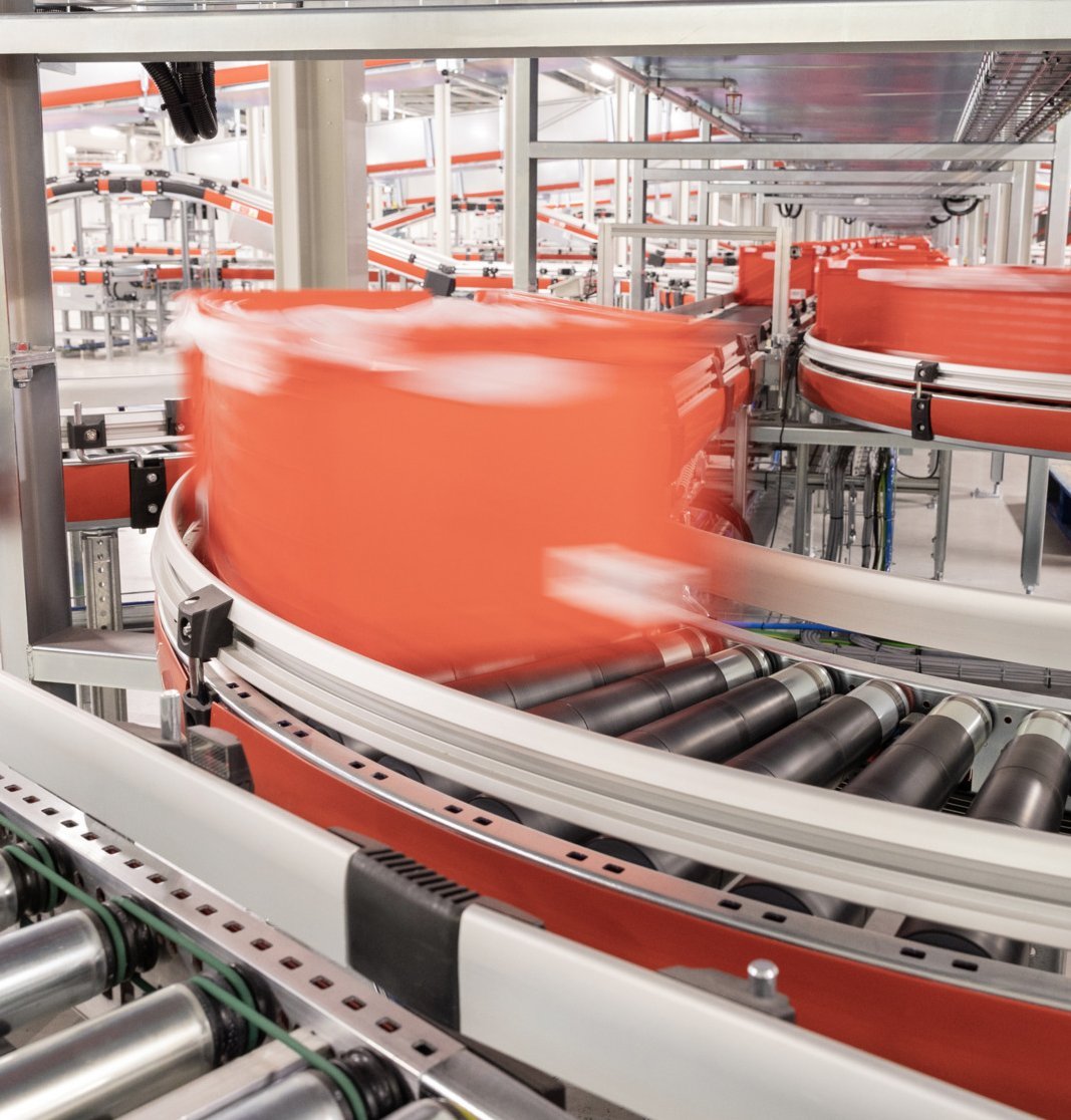 On-site conveyor at Picnic with a red tot travelling on it