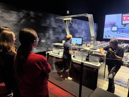 Die Ferialpraktikant:innen im TGW-Showroom HELIX