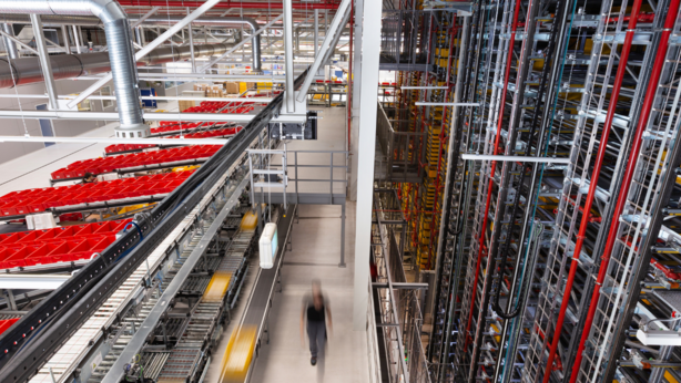 [Translate to North America:] Shuttle systems are a key technology component used within many material handling GTP systems to facilitate the process of bringing items to the picker.