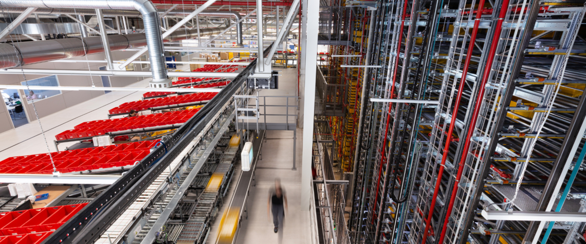 [Translate to North America:] Shuttle systems are a key technology component used within many material handling GTP systems to facilitate the process of bringing items to the picker.