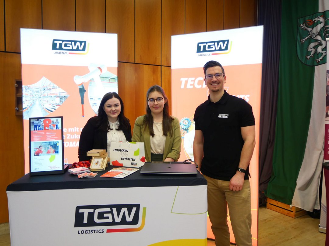 TGW Logistics Mitarbeiterinnen und Mitarbeiter am Messestand in Österreich