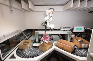 KI-basierter Kommissionierroboter RovoFlex KI-basierter Kommissionierroboter RovoFlex