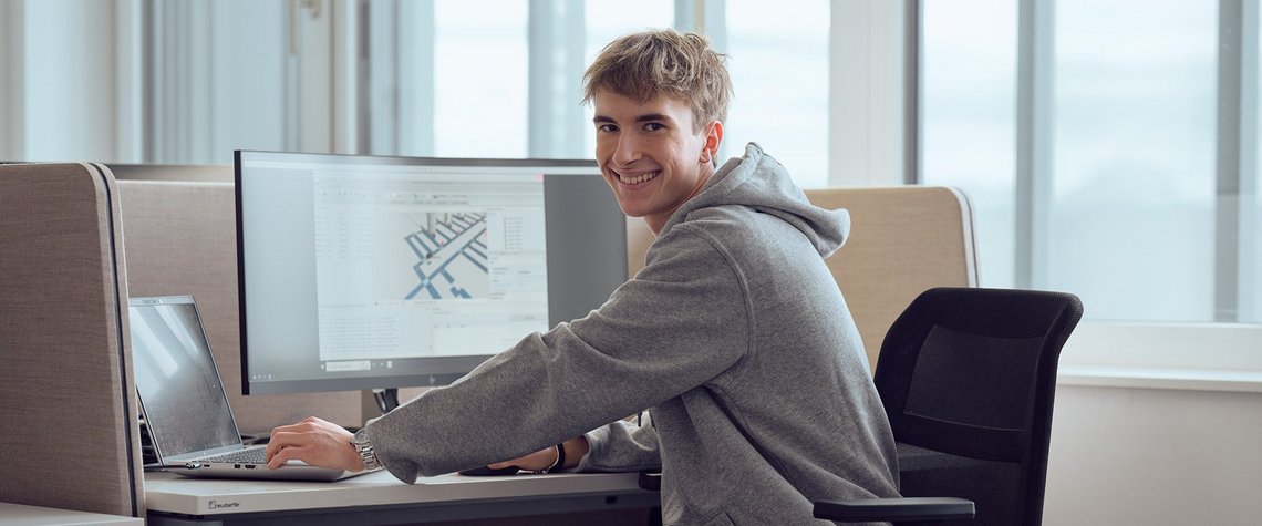 A TGW Logistics employee working on solution design for the automation of a warehouse