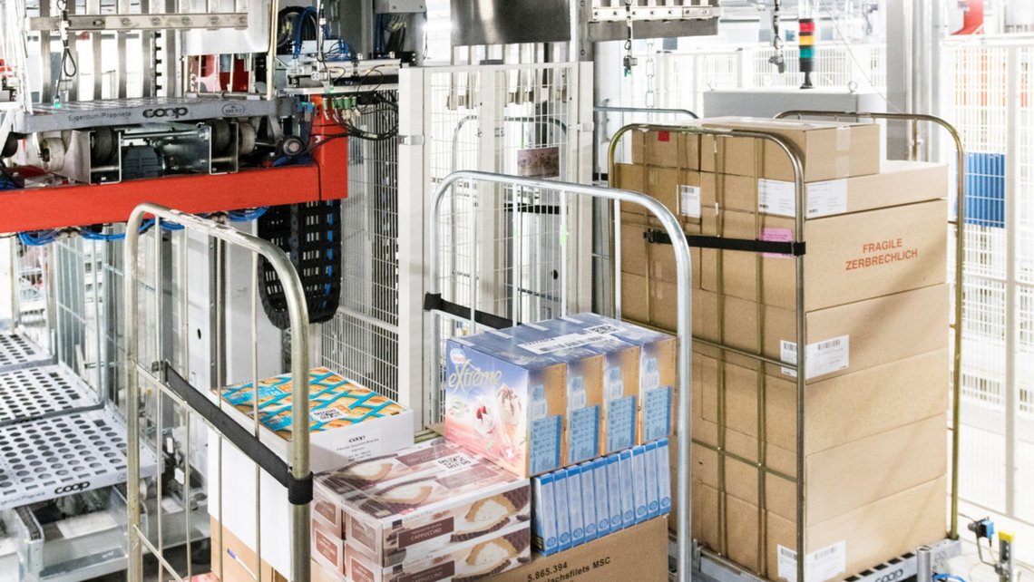  Goods stacked in boxes on roll containers
