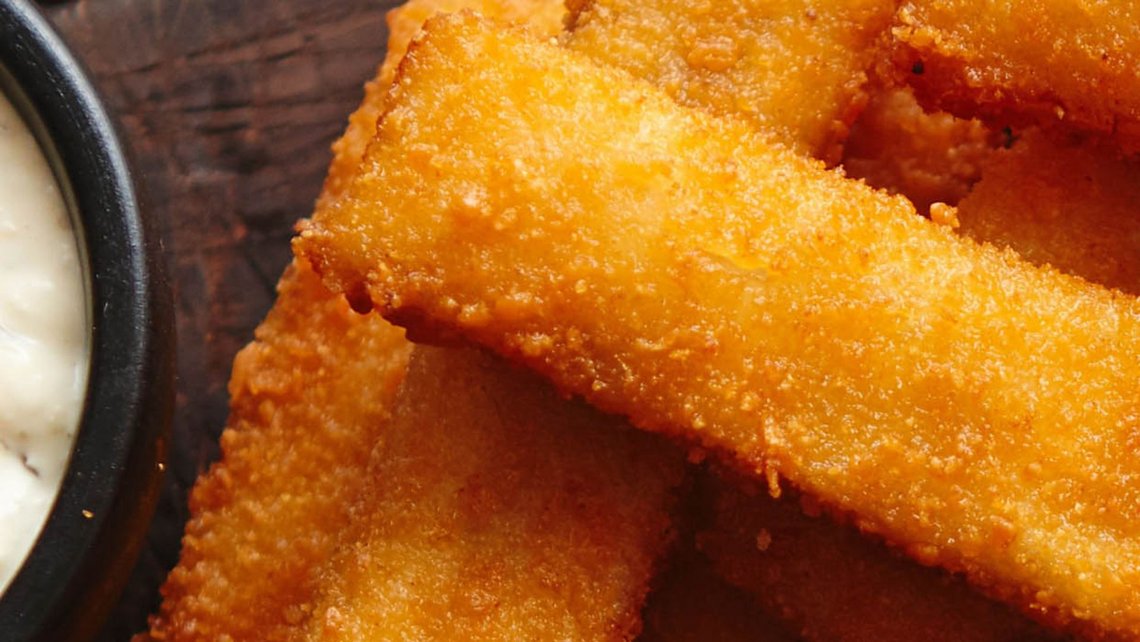 Crispy fish sticks with white sauce