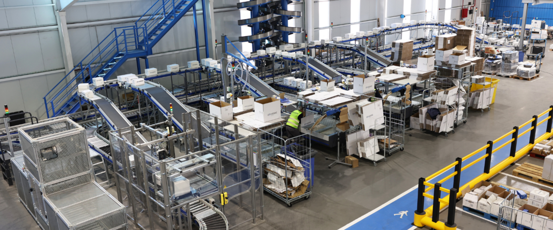 [Translate to North America:] Shuttle systems are a key component used in goods-to-person systems.