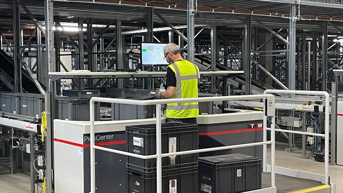 An employee of LKQ working at the pickcenter one station