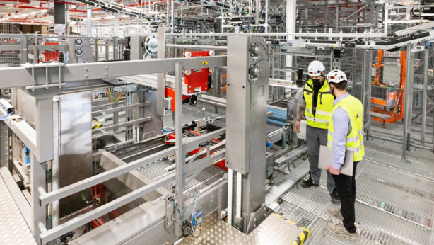 [Translate to North America:] maintenance services with warehouse management software