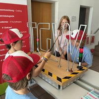 Die Kinder der Ferienbetreuung bei TGW Logistics