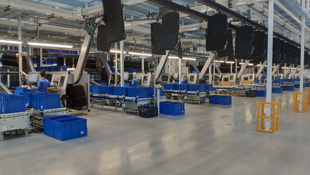 Overview of the pickstations in the warehouse of Mayoral in Spain