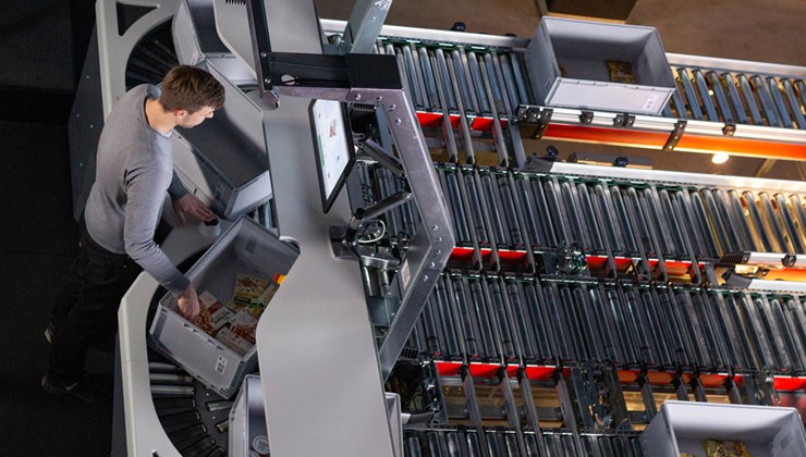 PickCenter One is the ideal picking workstation for micro or central fulfillment centres.