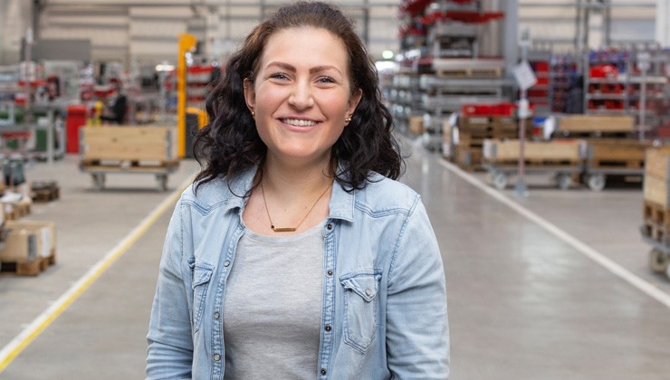 Systems Engineer Barbara in der Produktion in Wels